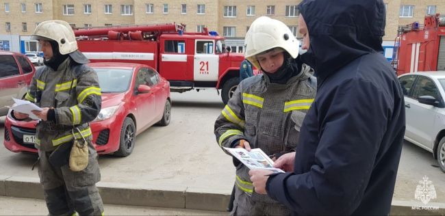 Ухтинские пожарные провели беседы с жителями на улицах города