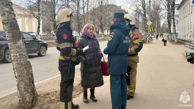 Ухтинские пожарные провели беседы с жителями на улицах города